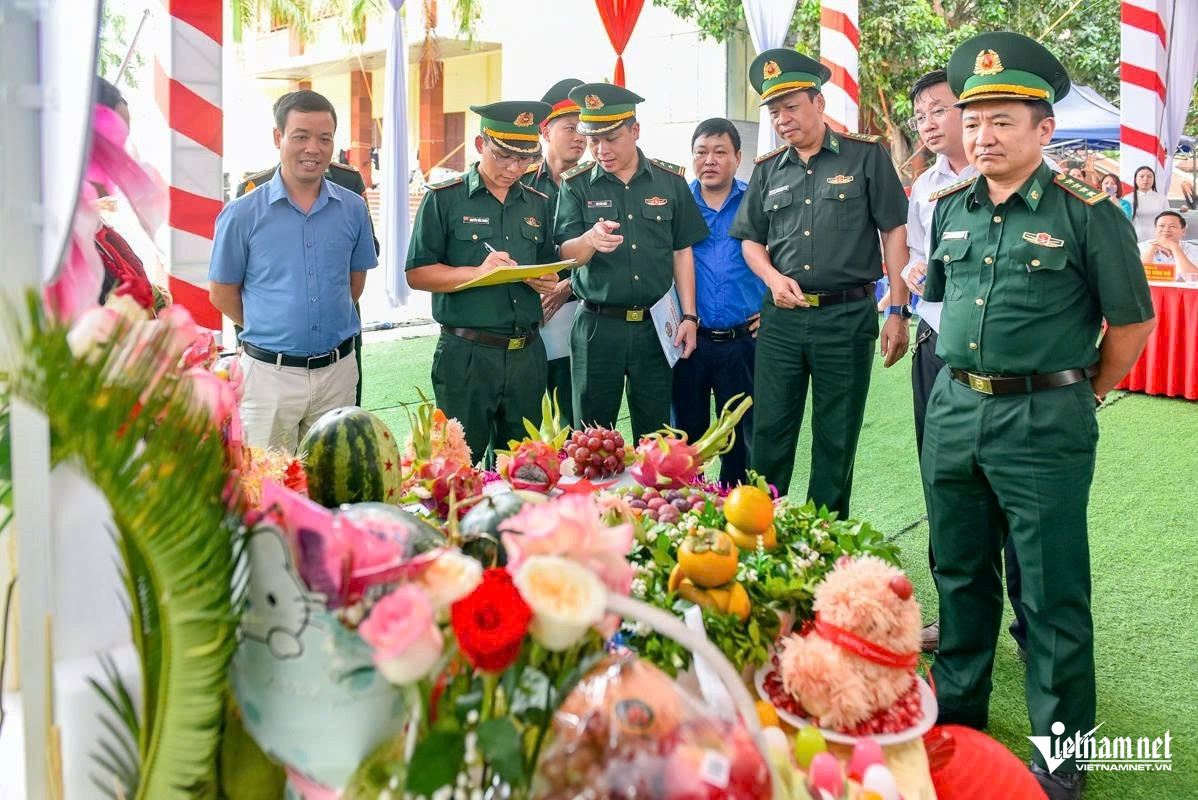 W-a4Mâm cỗ Trung thu đặc biệt.jpg