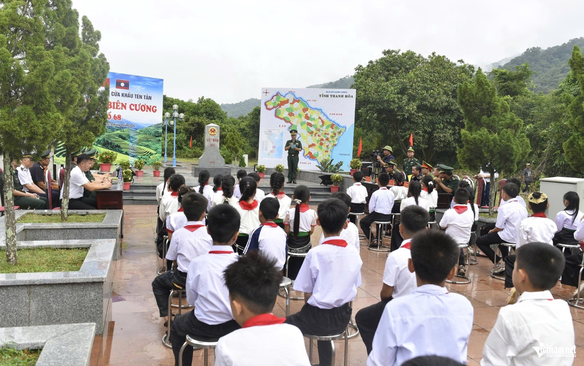 W-a5Mâm cỗ Trung thu đặc biệt.jpg