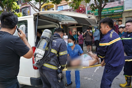 Bản tin trưa 21/9: Cháy nhà 4 tầng ở Hà Nội, 5 người mắc kẹt được cảnh sát cứu