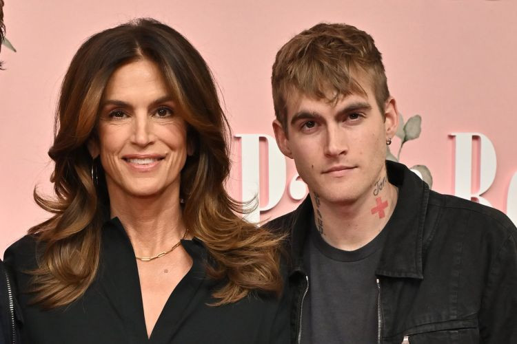 cindy crawford presley gerber palm royale premiere 120225 1 2c2b7690514747e5a69c2e95831bf5ba.jpg