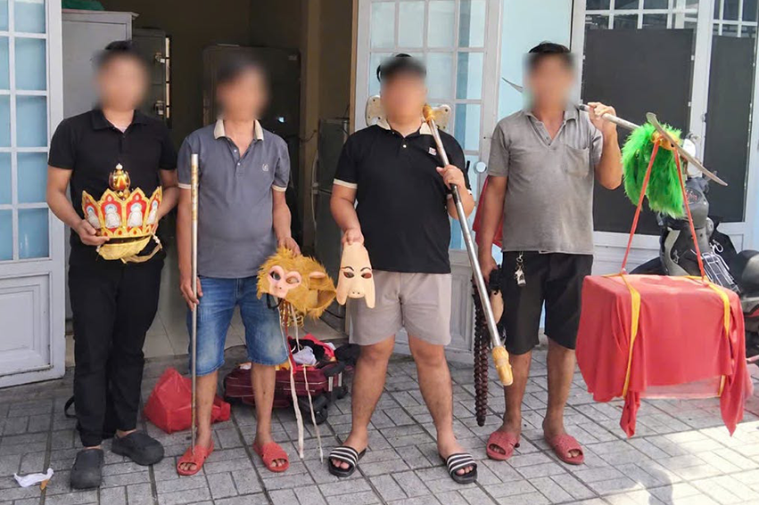 Công an làm việc với 4 người hóa trang 'thầy trò Đường Tăng' đi bộ trong làn ô tô