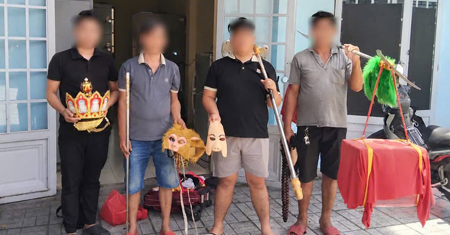 Công an làm việc với 4 người hóa trang &amp;apos;thầy trò Đường Tăng&amp;apos; đi bộ trong làn ô tô