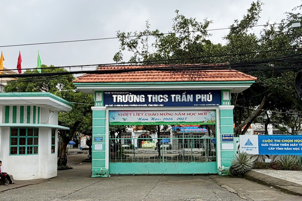 Công an xác minh vụ học sinh lớp 8 bị nhóm bạn đánh trước cổng trường