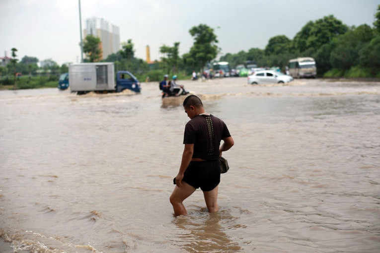 Đại lộ Thăng Long ngập sâu, cấm phương tiện qua đoạn đường gom dài 2km