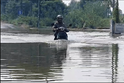 Đường gom đại lộ Thăng Long ngập sâu, xe máy rẽ sóng qua 'biển nước'