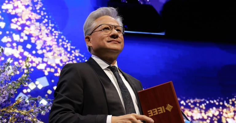 Jensen Huang chỉ trích các CEO công nghệ cảnh báo "tận thế AI"