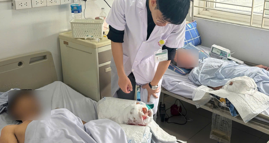 Nam xe ôm bị thang máy nghiền nát bàn tay