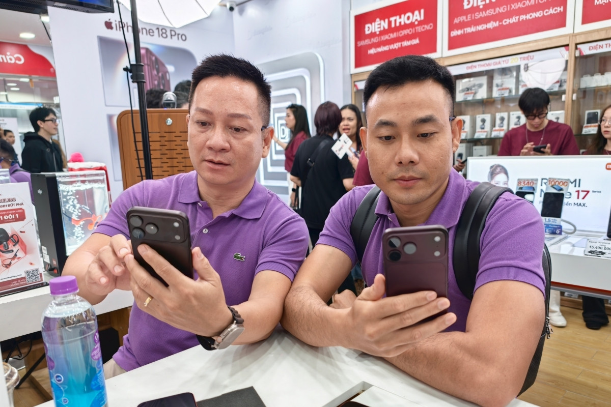 Nhiều người kiếm 5-7 triệu đồng khi bán lại suất mua iPhone 18 Pro Max đỏ rượu vang