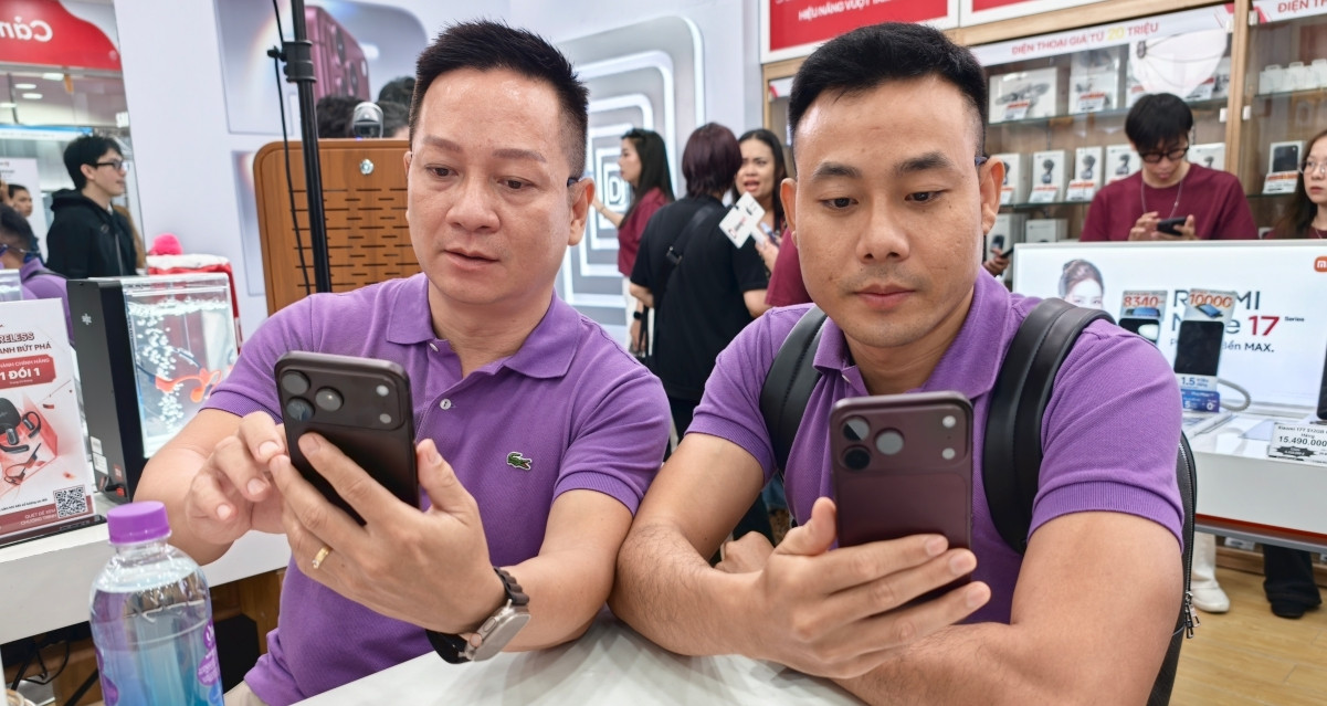 Nhiều người kiếm 5-7 triệu đồng khi bán lại suất mua iPhone 18 Pro Max đỏ rượu vang