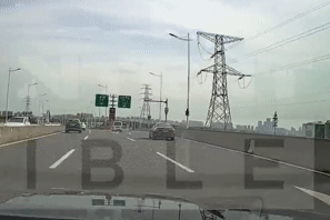 Ô tô bất ngờ đâm đúng đảo giao thông giữa cao tốc, đầu xe nát bét