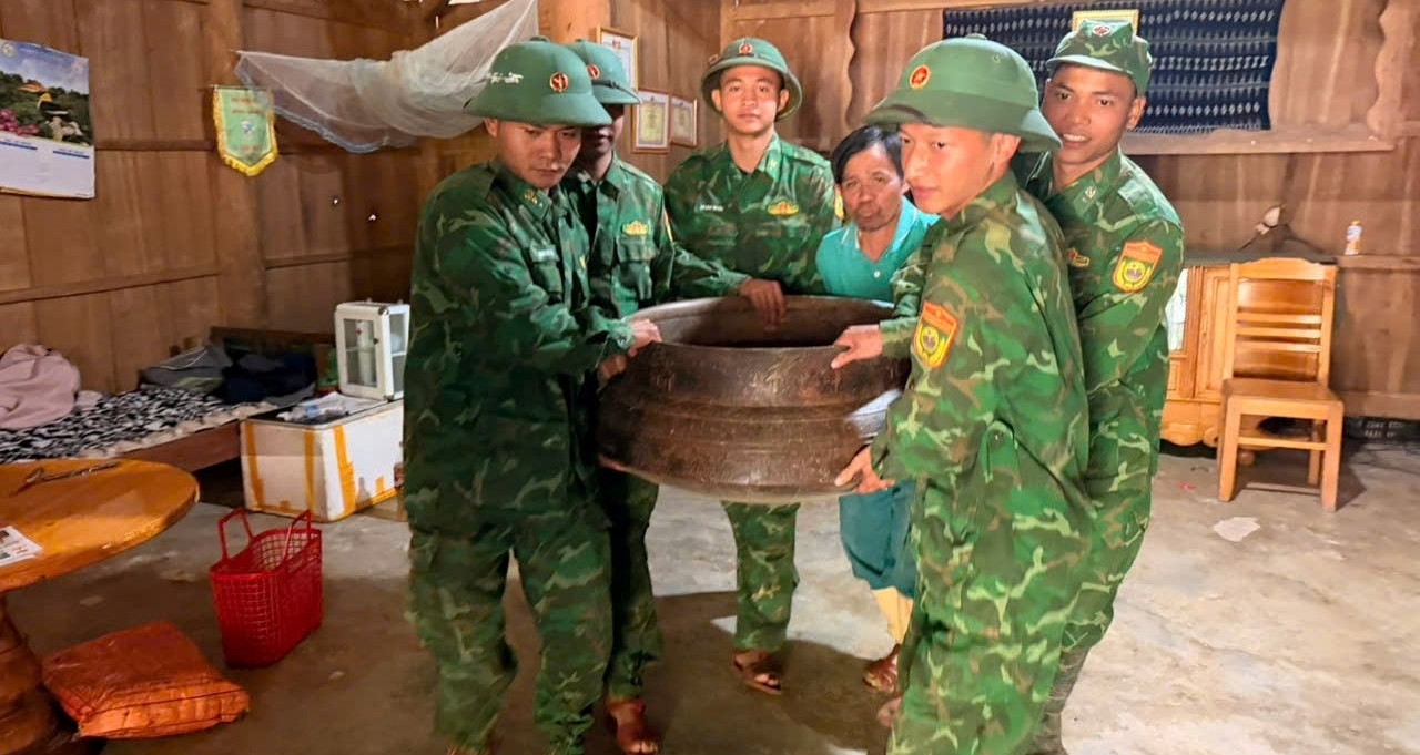 Phát hiện nhiều vết nứt dài trên núi, xã biên giới Đà Nẵng sơ tán hơn 130 người
