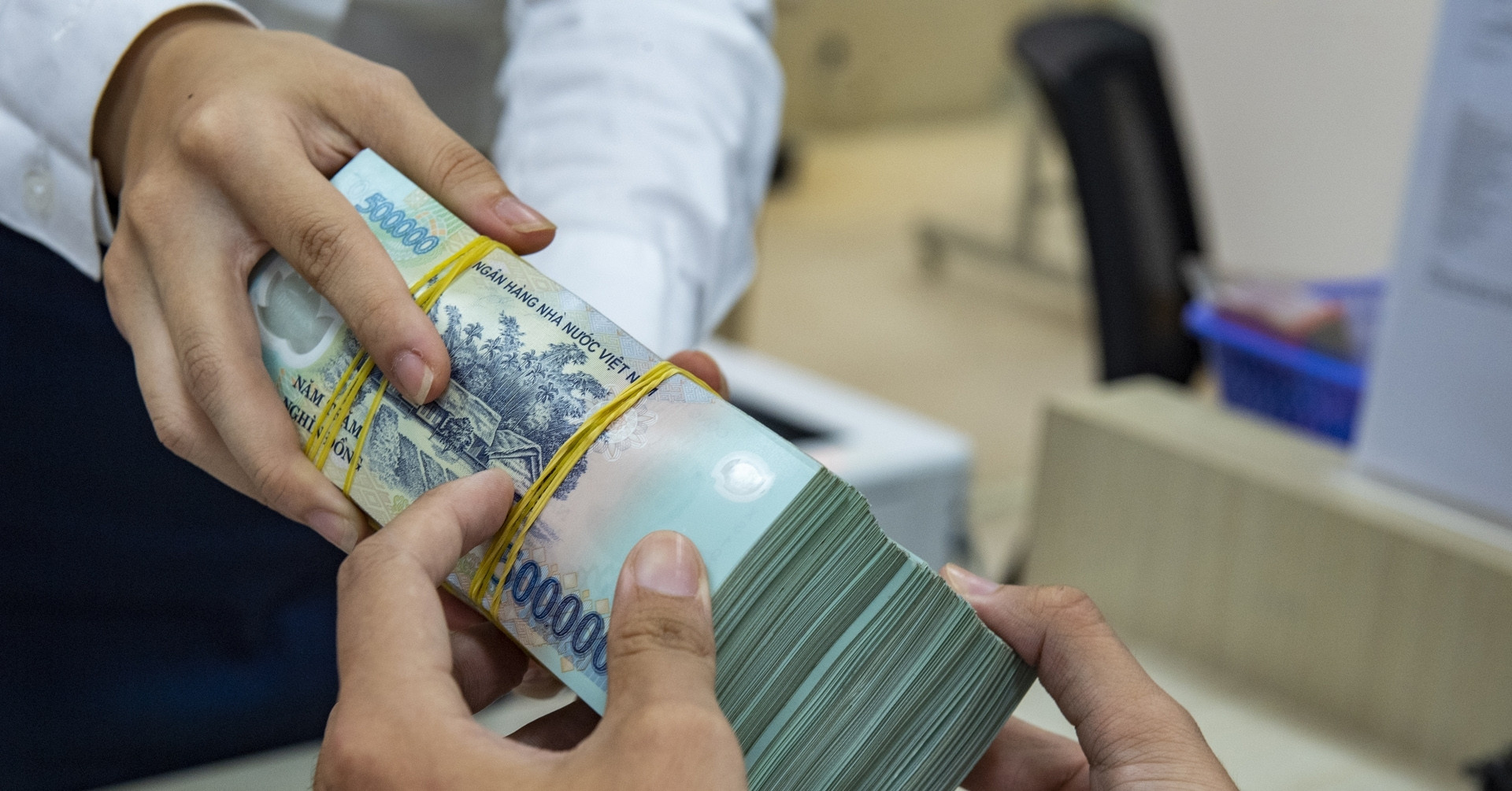 Giám đốc lương gần 30 triệu/tháng bị điều xuống...