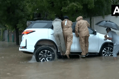 Toyota Fortuner mắc kẹt trong hố ngập nước sau mưa lớn