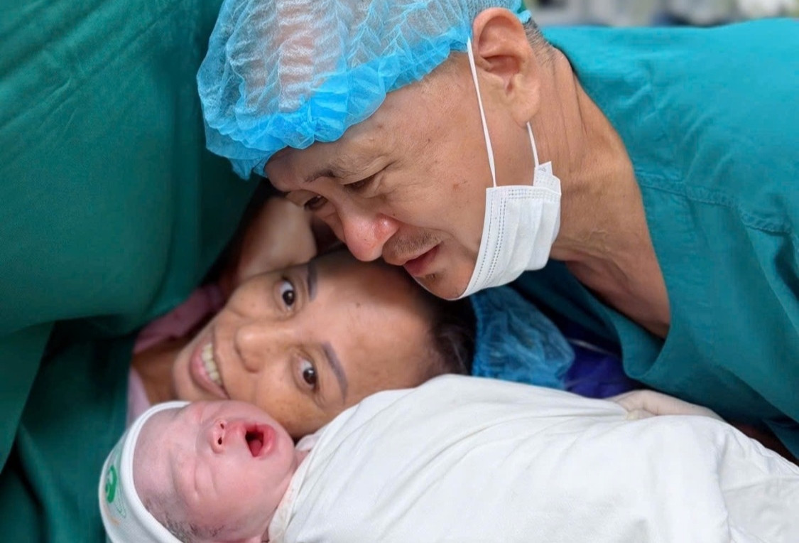 Cặp vợ chồng U60 đón con trai đầu lòng sau hành trình 8 lần làm IVF suốt 20 năm