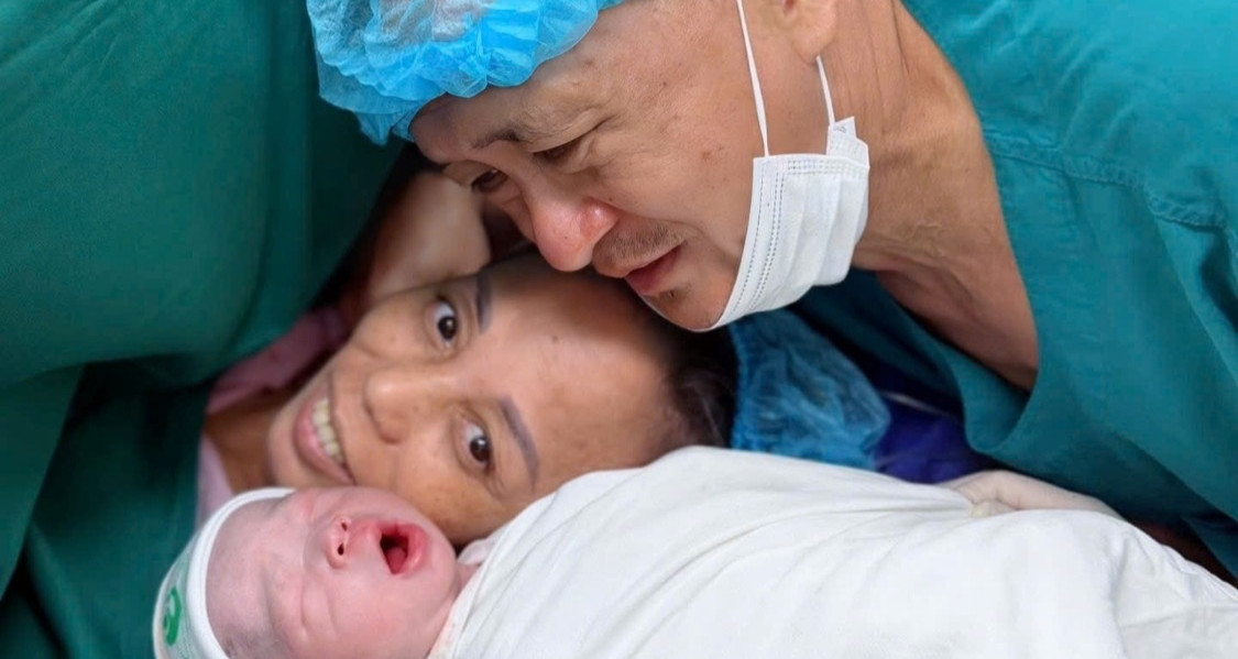 Cặp vợ chồng U60 đón con trai đầu lòng sau hành trình 8 lần làm IVF suốt 20 năm