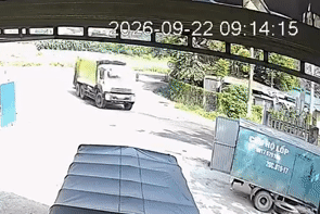 Clip xe buýt tông trúng ô tô chở rác ở Hà Nội, tài xế mắc kẹt trong cabin