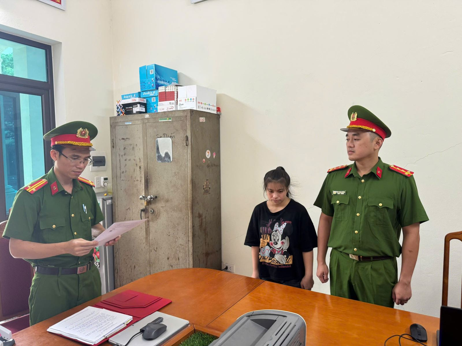 Cơ quan Cảnh sát điều tra công bố các Quyết định đối với Nguyễn Thị Nhung.jpg