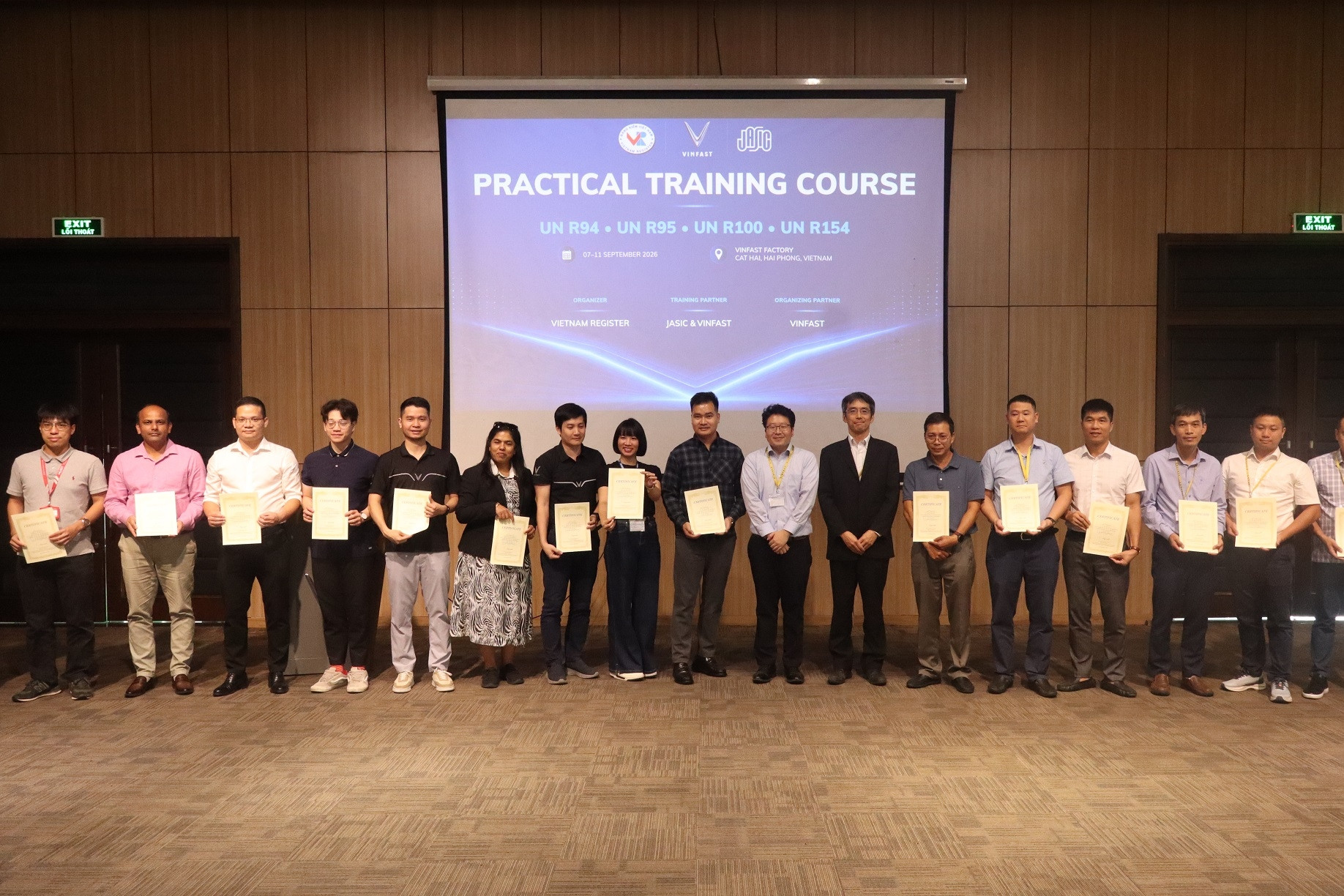 Cục Đăng kiểm Việt Nam phối hợp VinFast tổ chức đào tạo năng lực kiểm thử ô tô