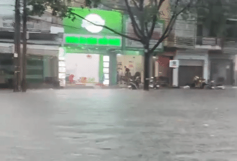 Mưa lớn, nhiều khu dân cư ở TP Đồng Nai ngập sâu