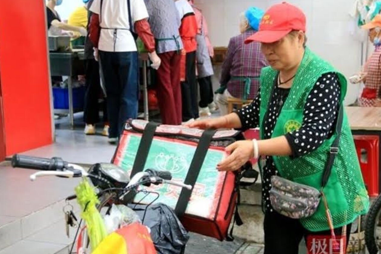 Người phụ nữ thu gom phế liệu đưa cơm cho 12 cụ già neo đơn suốt 3 năm