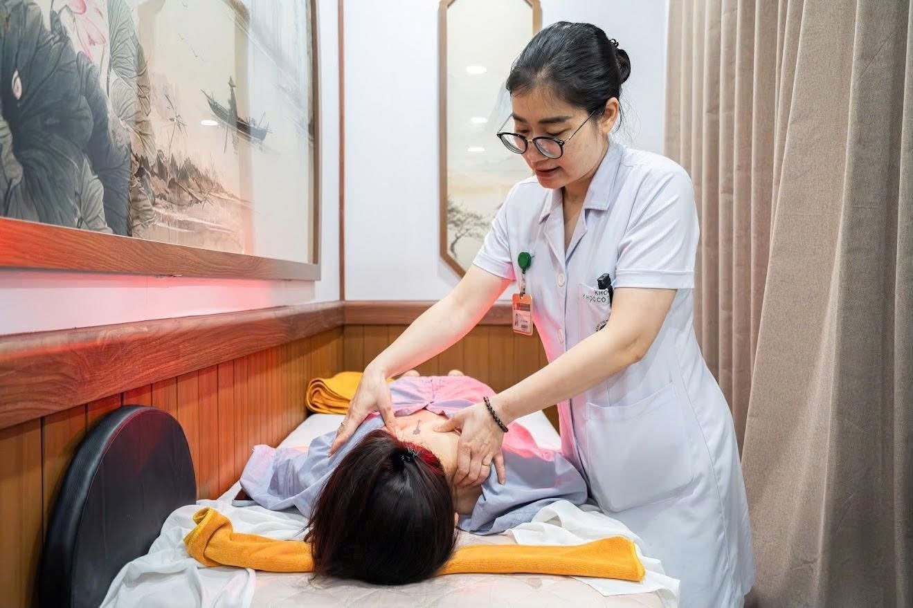 Người trẻ sáng đi làm, tối tranh thủ chữa bệnh