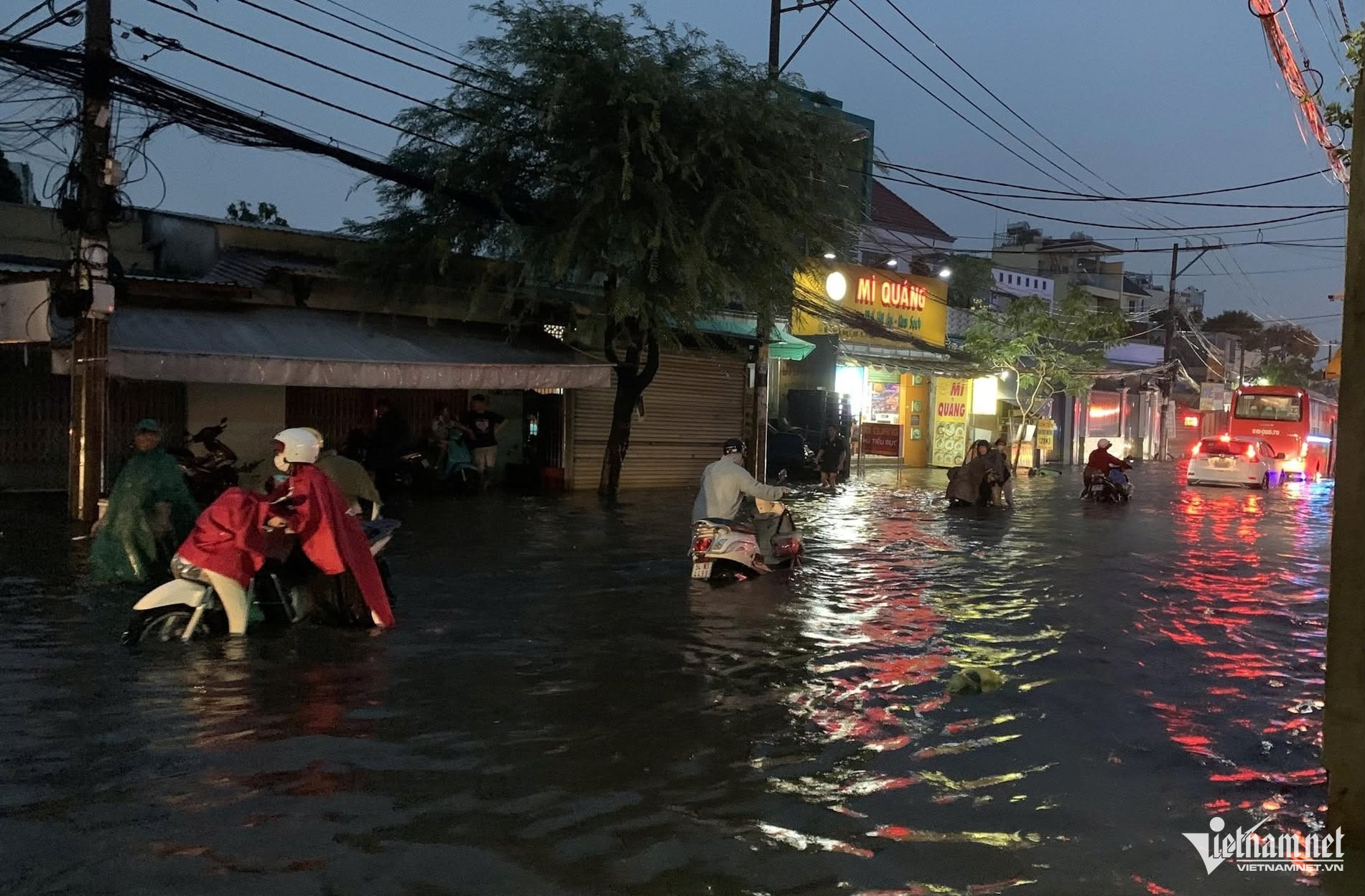 W-mua ngap TPHCM 2.jpg