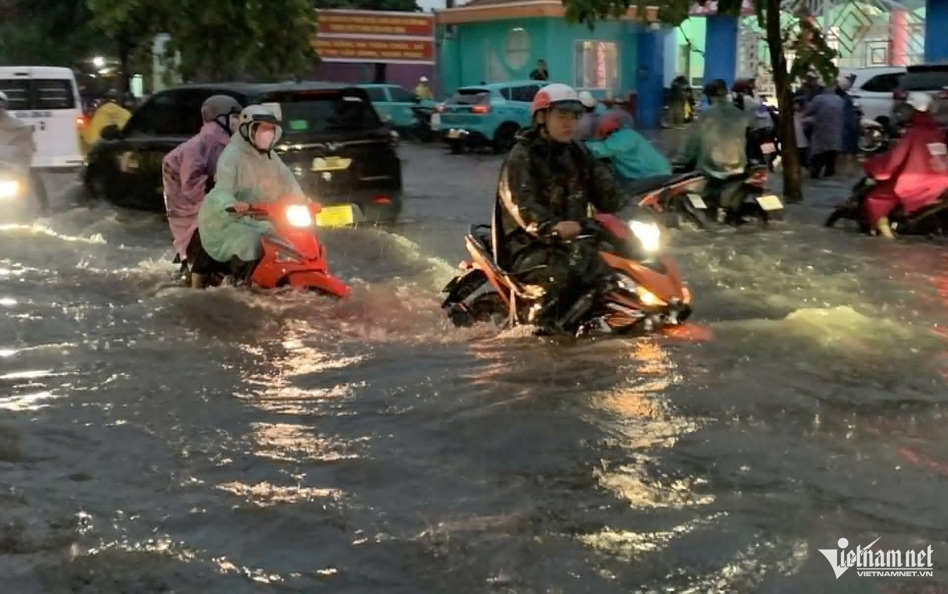 W-mua ngap TPHCM 3.jpg