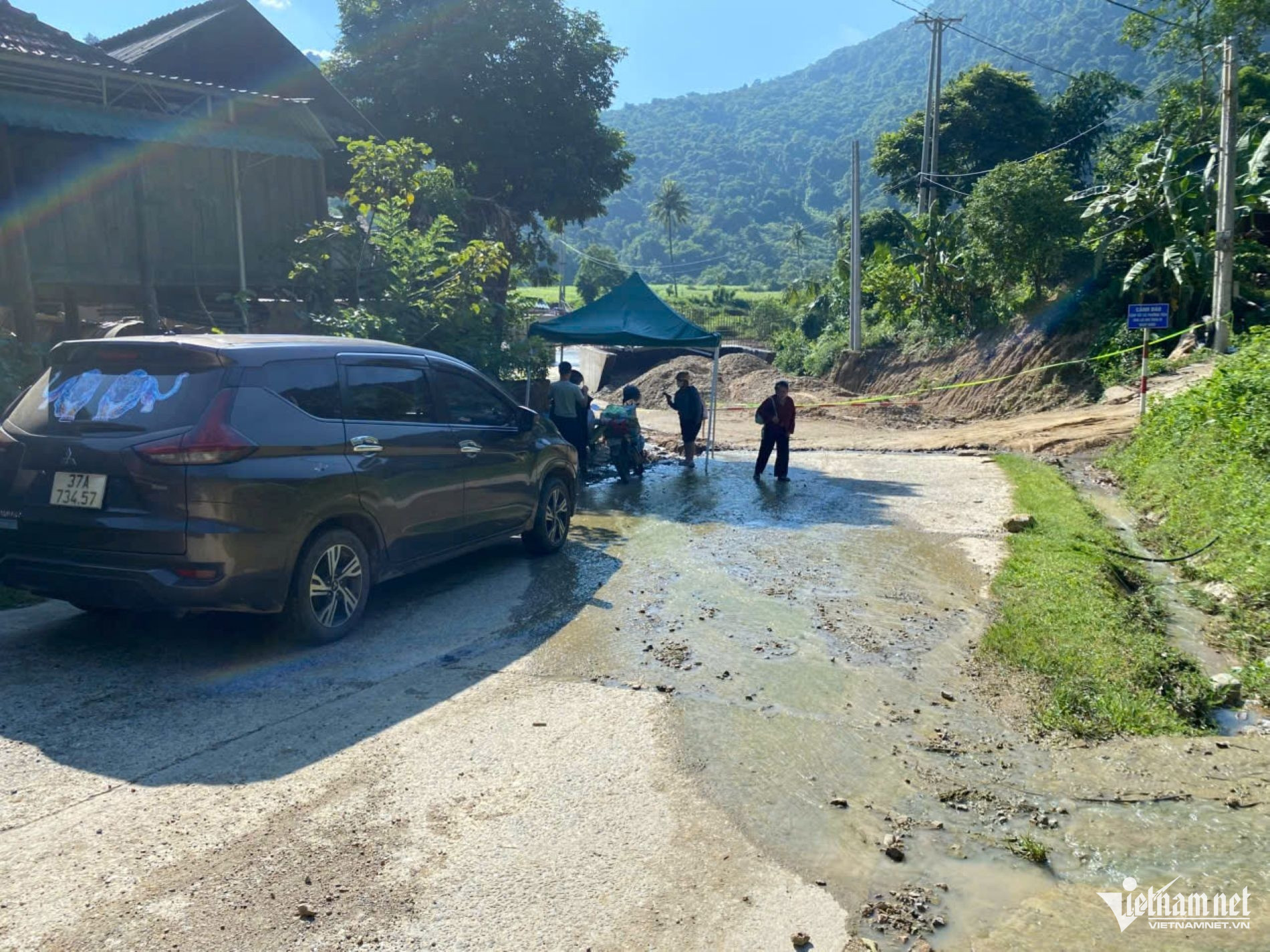 W-Người dân và phương tiện mắc kẹt.jpg