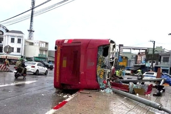 Bản tin chiều 23/9: Xe khách tông liên hoàn rồi lật nghiêng, 2 người tử vong