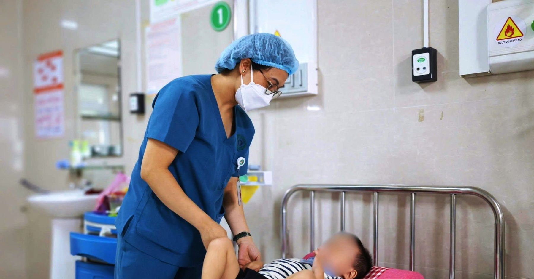 Bé trai 2 tuổi Ninh Bình nhập viện cấp cứu vì ngộ độc lá lộc mại, hồi phục sau 4 ngày điều trị