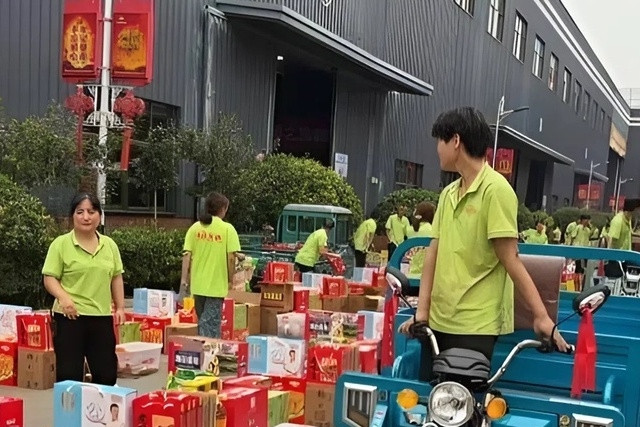 Công ty tặng nhân viên 26 loại quà Trung thu, chất đầy xe ba bánh