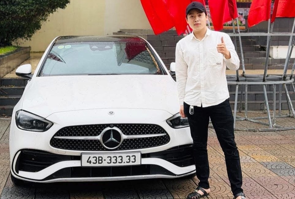 Dân chơi Huế chi gần 1 tỷ đấu giá biển ngũ quý 3, gắn lên Mercedes C300 AMG