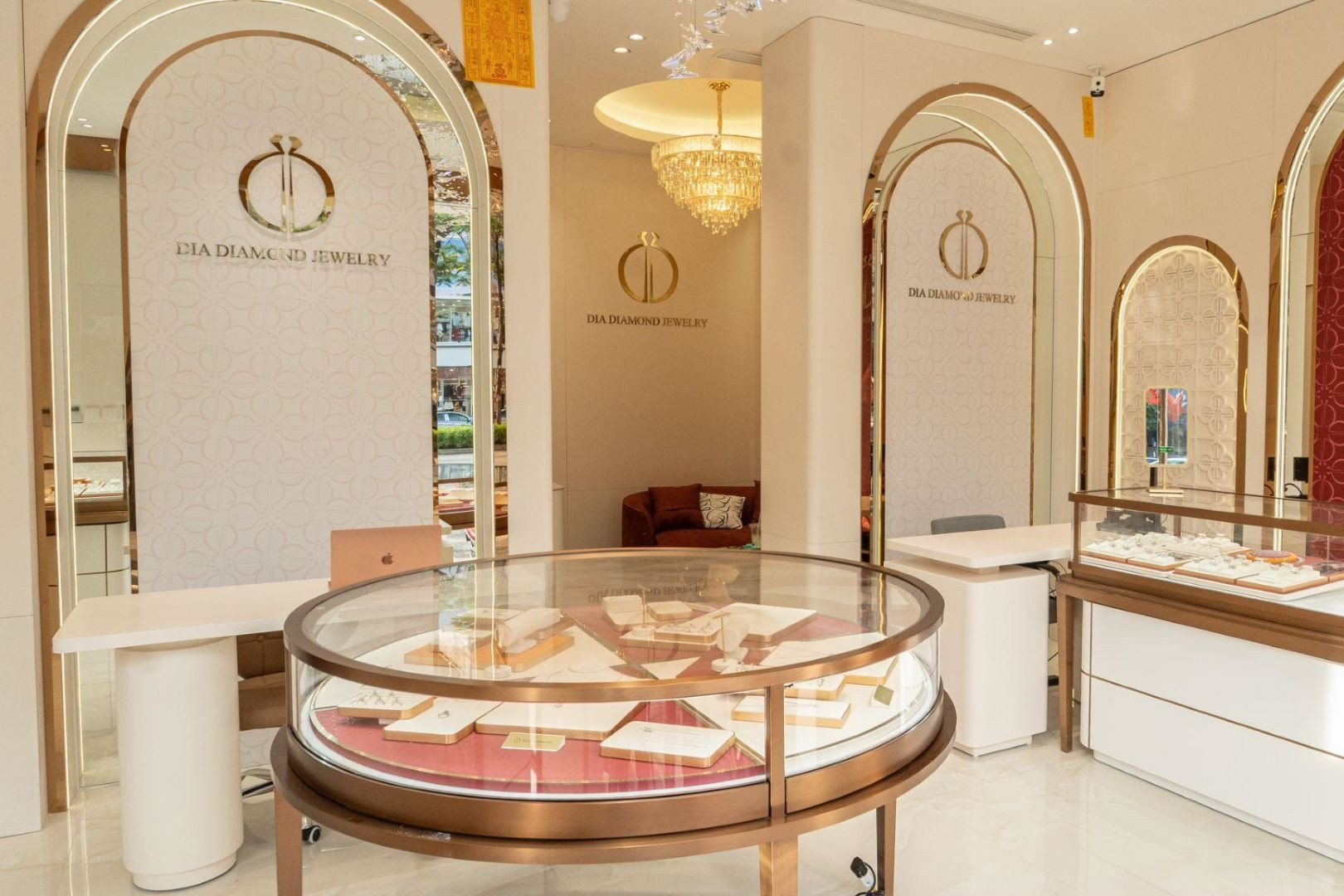 DIA Diamond Jewelry nâng tầm trải nghiệm kim hoàn với mô hình boutique