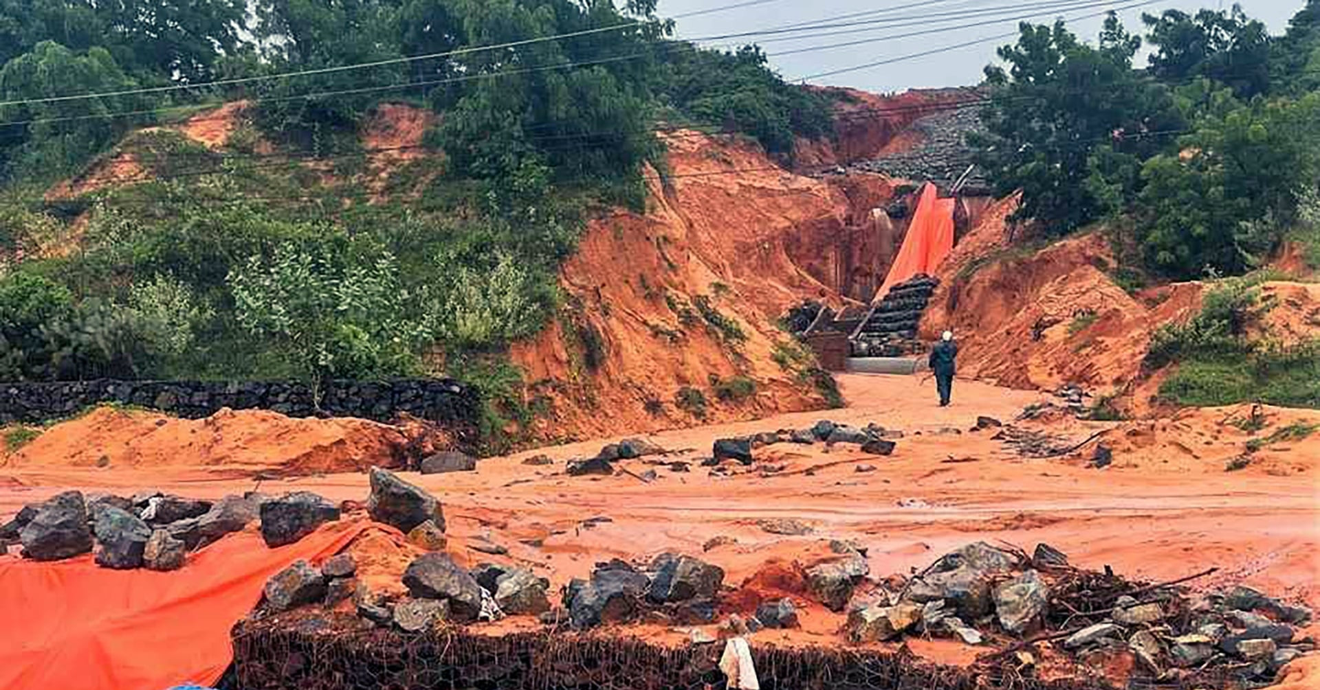 Sạt lở đất đá trên Quốc lộ 28, km 50‑51, Sơn Điền: hàng trăm khối đá chặn đường, công an và quân đội triển khai cảnh báo và điều tiết giao thông