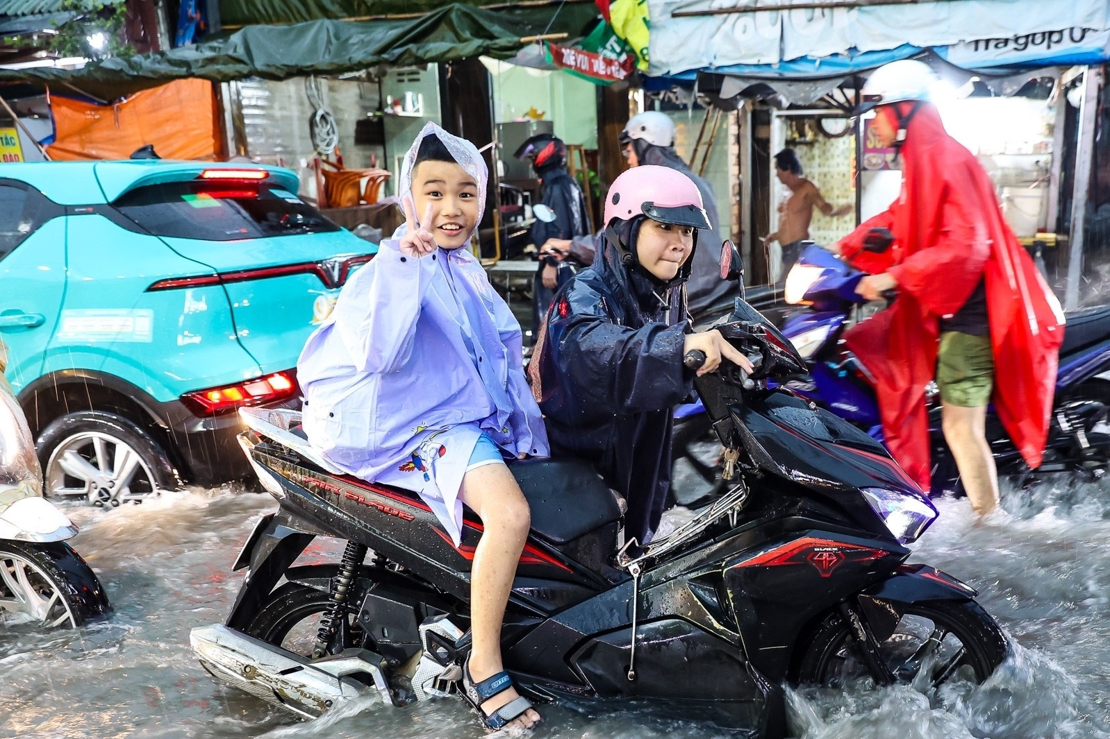 Hiệu trưởng TPHCM cho học sinh đi dép khi mưa, không trừ điểm rèn luyện
