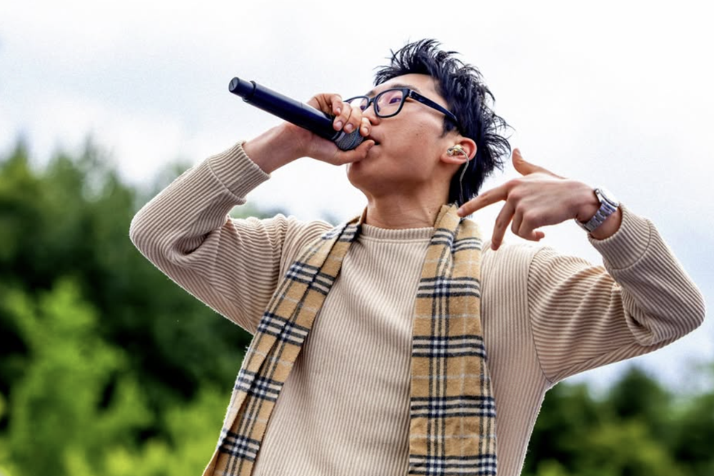 Nam ca sĩ 22 tuổi vừa bị bắt tạm giam là ai?