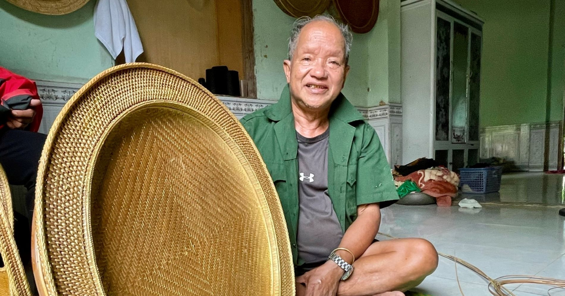 Nghệ nhân 84 tuổi Hốih Plát kiên trì duy trì nghề đan lát Cơ Tu, mất hơn 3 tháng cho một chiếc mâm