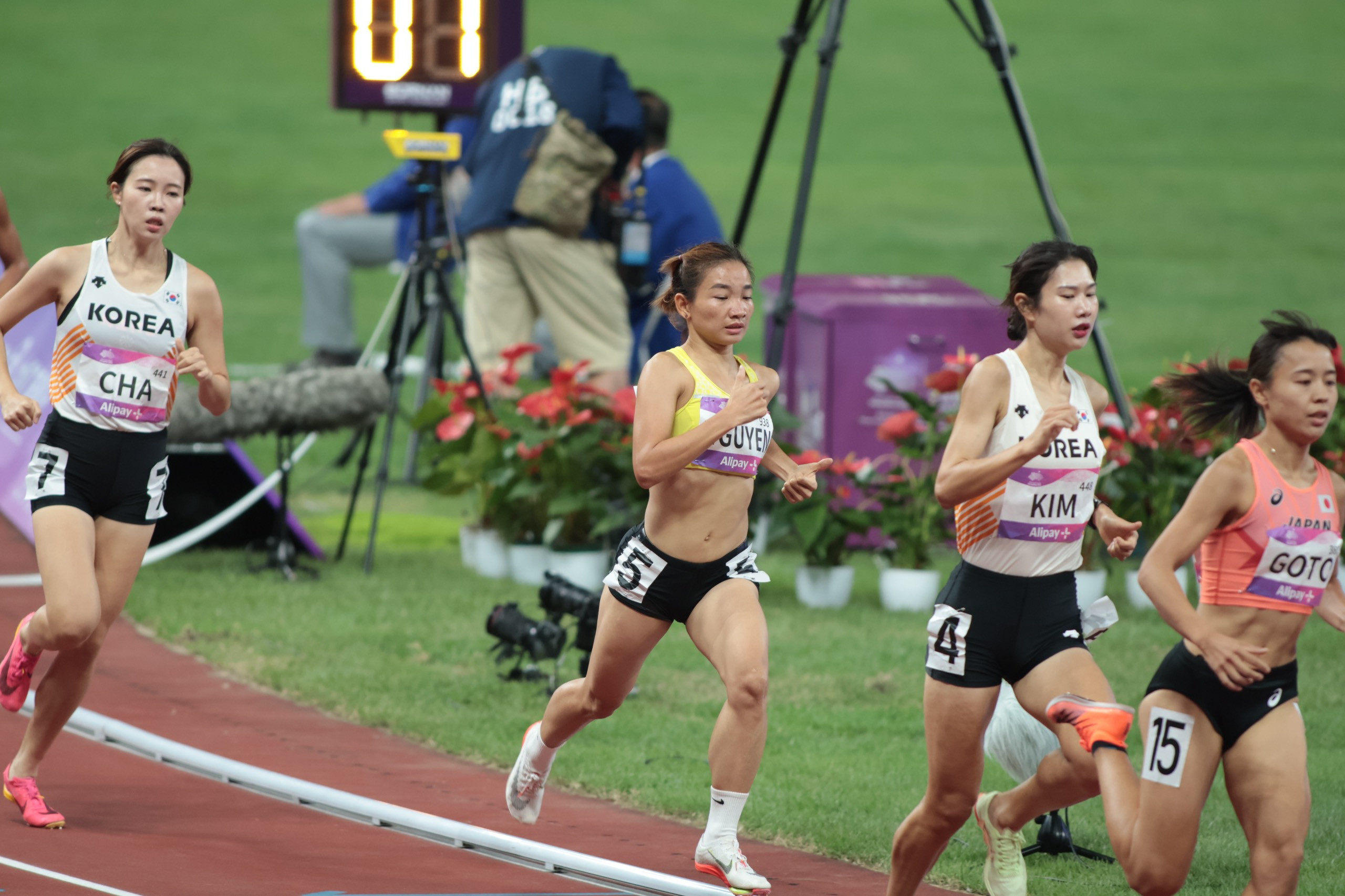 nguyen thi oanh chay 1500m.jpg