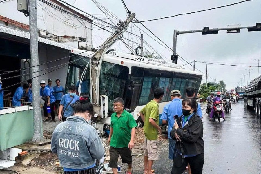 Ô tô chở 20 công nhân tông văng xe máy, lao lên vỉa hè đâm gãy trụ điện