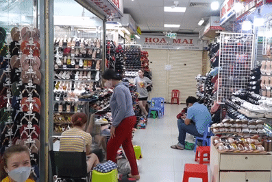 Sức mua giảm mạnh, tiểu thương lớn tuổi chật vật trước bài toán chuyển đổi số