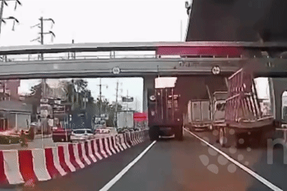 Thót tim cảnh xe đầu kéo mất kiểm soát, đâm loạn xạ, container văng xuống đường