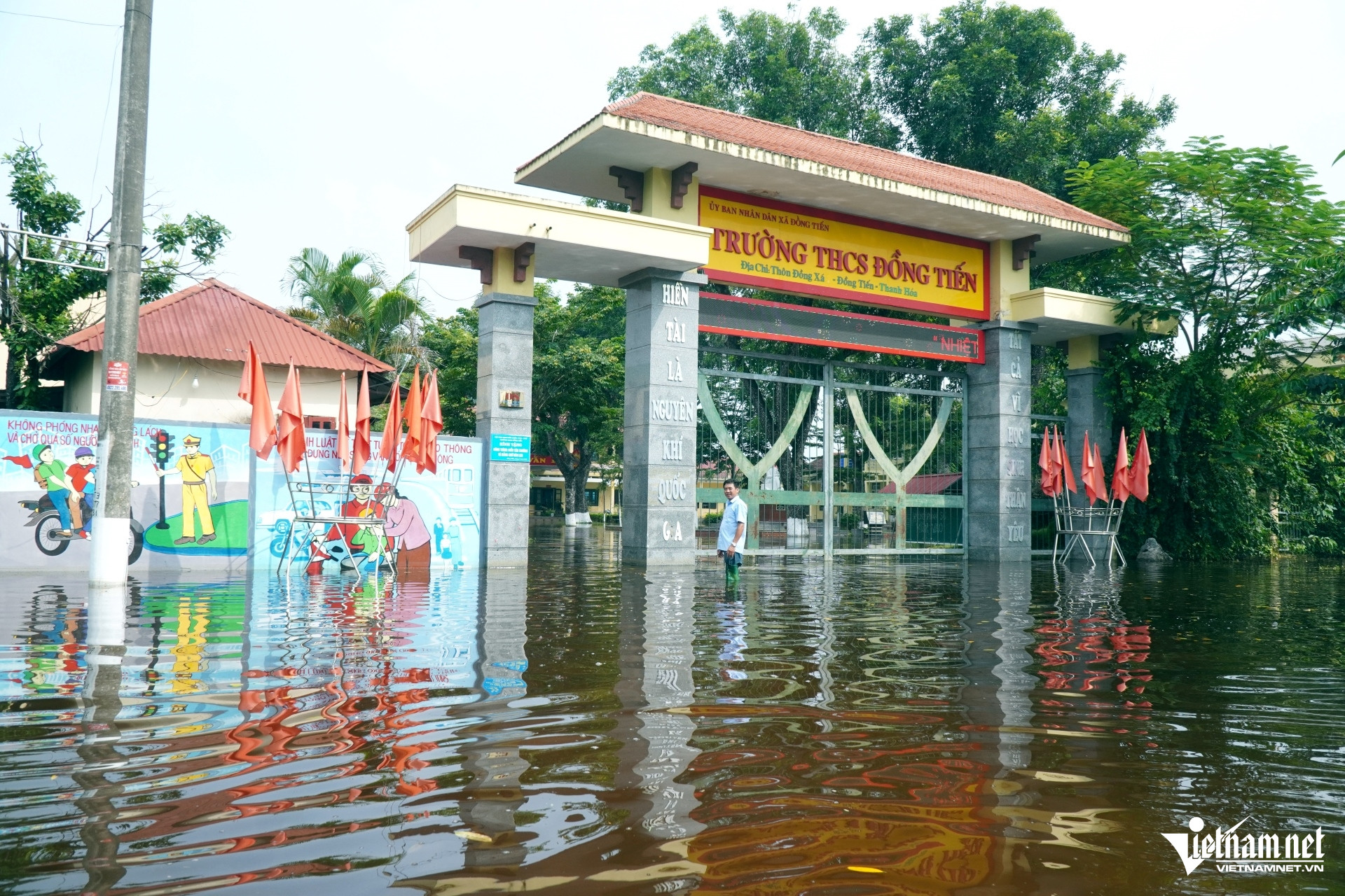 W-a1Sau 7 ngày nước vẫn ngập ngang gối.JPG.jpg