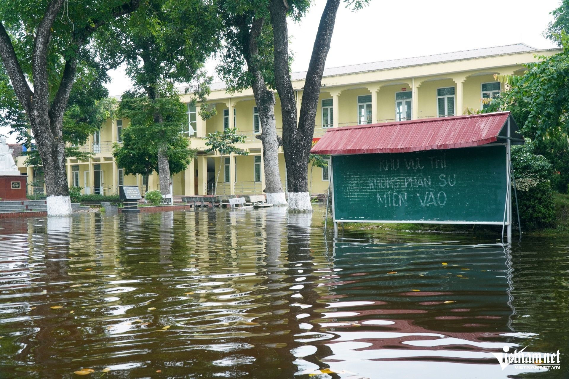 W-a2Sau 7 ngày nước vẫn ngập ngang gối.JPG.jpg