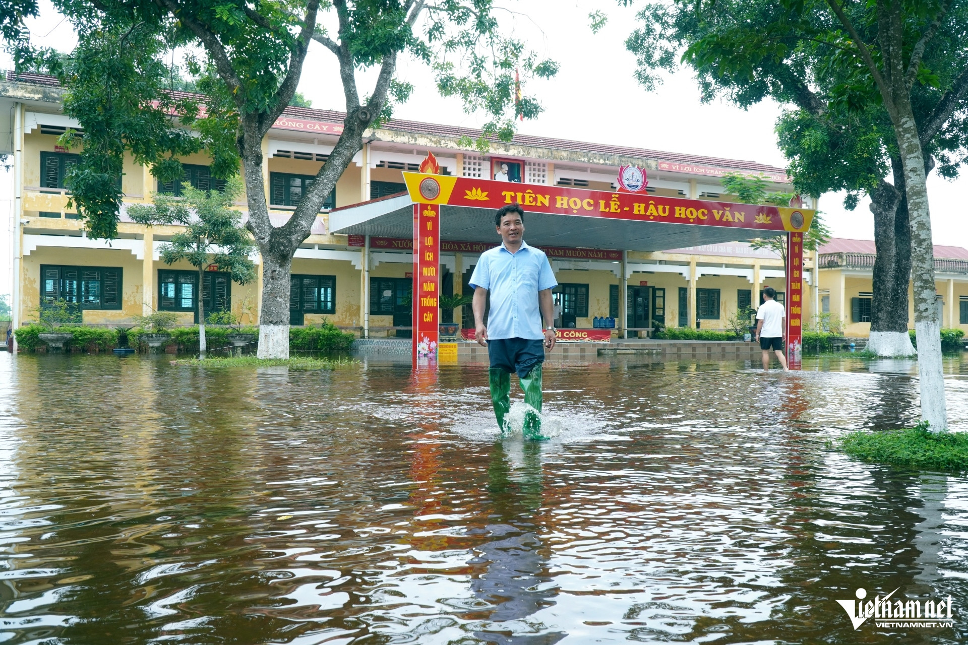 W-a4Sau 7 ngày nước vẫn ngập ngang gối.JPG.jpg