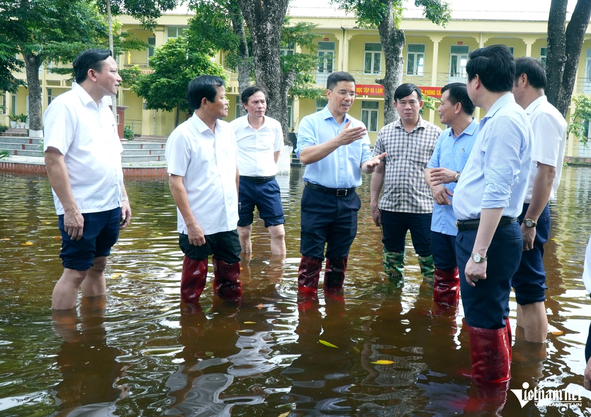 W-a6Sau 7 ngày nước vẫn ngập ngang gối.JPG.jpg