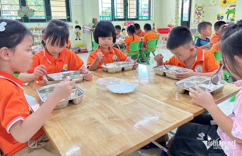 W-Giờ ăn trưa của học sinh trường Mầm non Quảng Thịnh.jpg