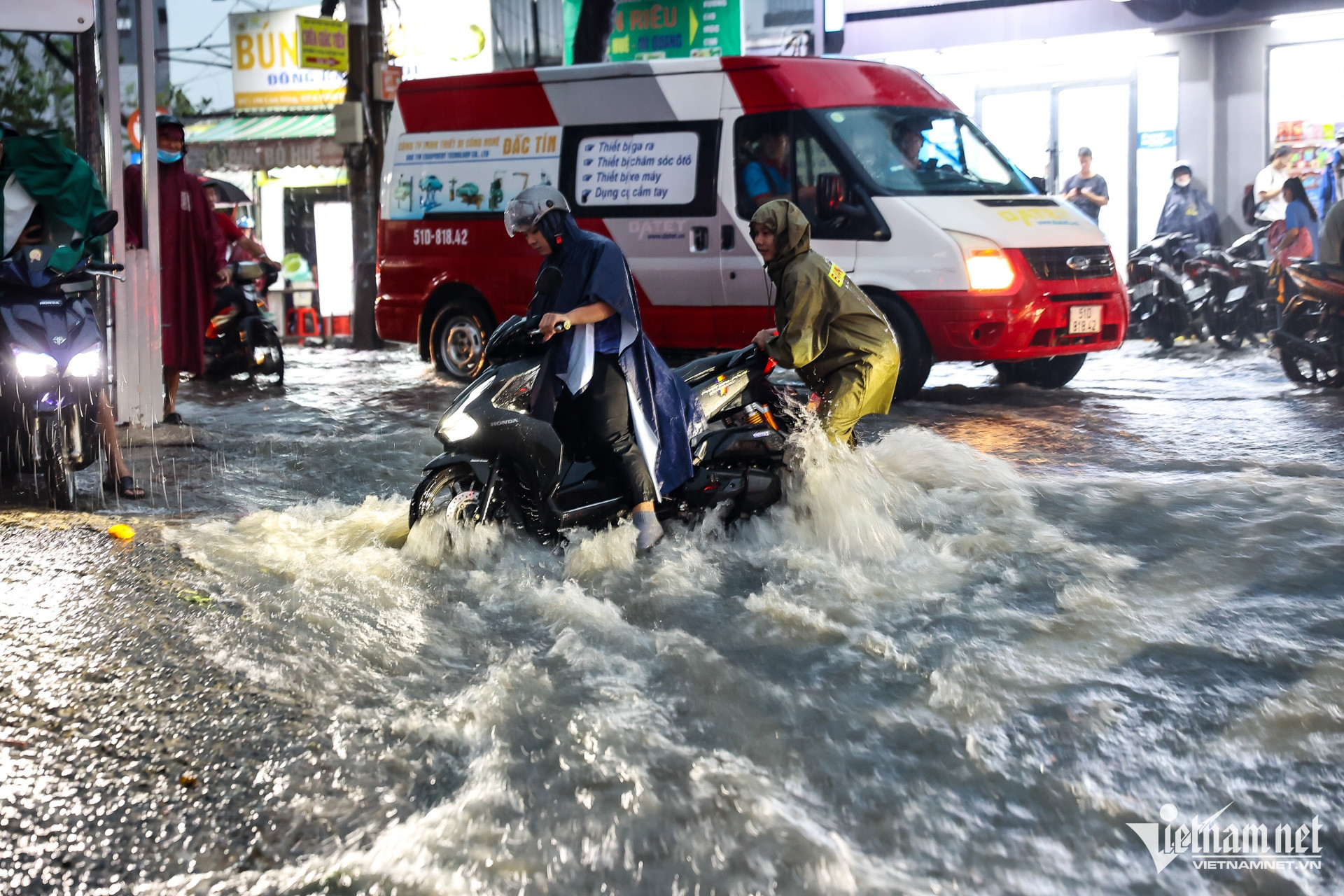 w hdnd tphcm nguyen hue 15 3288.jpg