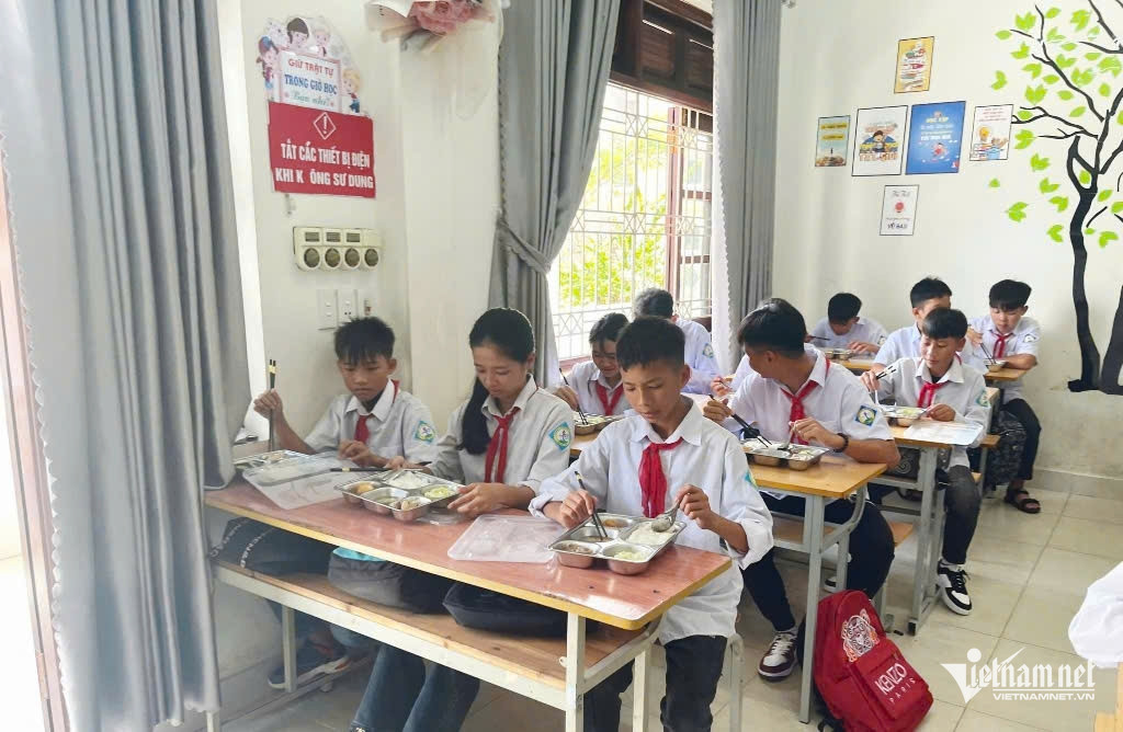 W-Học sinh ăn đầy đủ để nghỉ trưa ngay tại trường.jpg