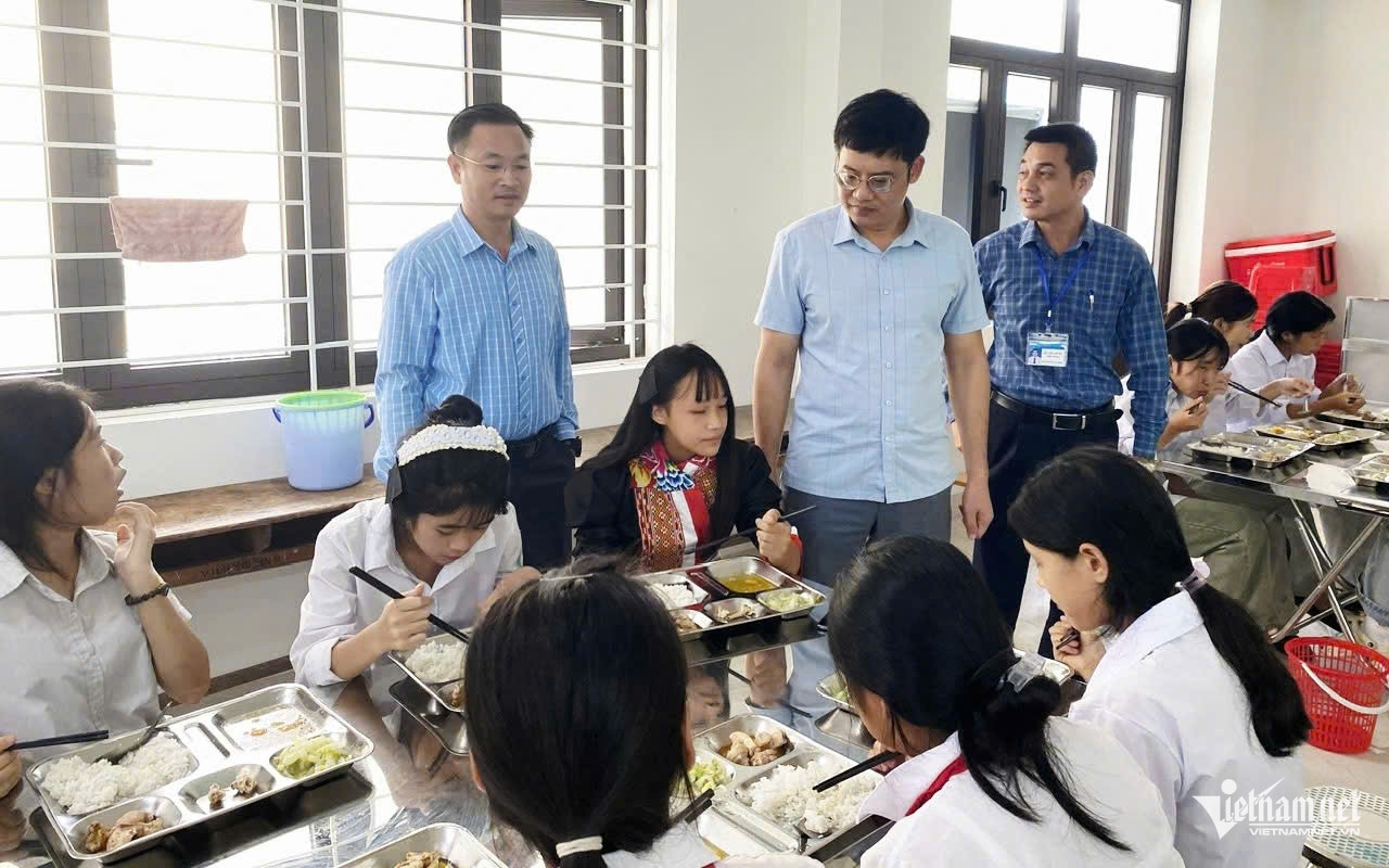W-Lãnh đạo xã Hoành Mô kiểm tra suất ăn bán trú tại các trường học trên địa bàn.jpg