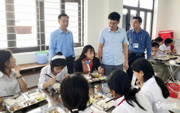 W-Lãnh đạo xã Hoành Mô kiểm tra suất ăn bán trú tại các trường học trên địa bàn.jpg